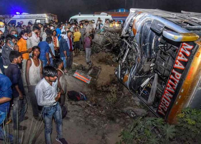 INDIA1 India, choque de autobús, migrantes, 17 muertos,