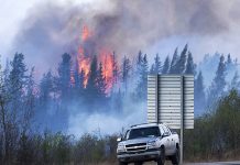 Temperatura y lluvia ayudan a combatir incendio en Canadá