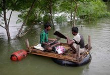 India: Vehículos cayeron a un río tras el colapso de un puente