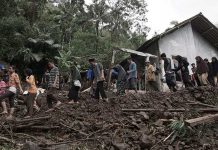 Sube a 47 cifra de muertos por deslaves en Indonesia