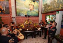 Presidentes, músicos y fans despiden a Juan Gabriel