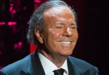 Julio Iglesias con diploma Honorífico