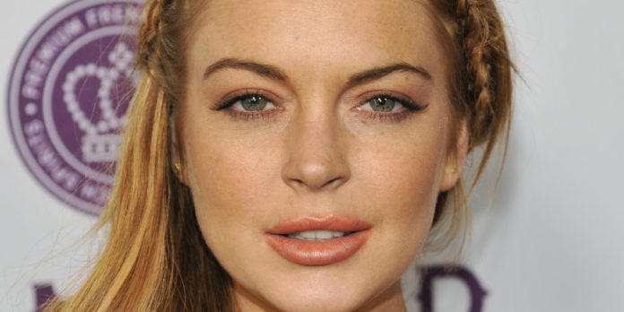LINDSAY-LOHAN-facebook