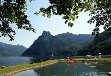 Hallan en lago austríaco cabeza de mujer encapsulada en cemento
