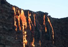Video: Lava de volcán en Hawaii cae en cascada al Pacífico hawaii