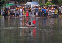 Botes llevan ayuda y recogen a enfermos en Sri Lanka