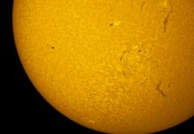 Mercurio parece apenas un punto al hacer tránsito solar