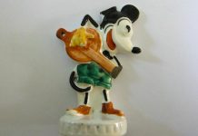 Hallan estatuilla de Mickey Mouse en campo nazi de Auschwitz