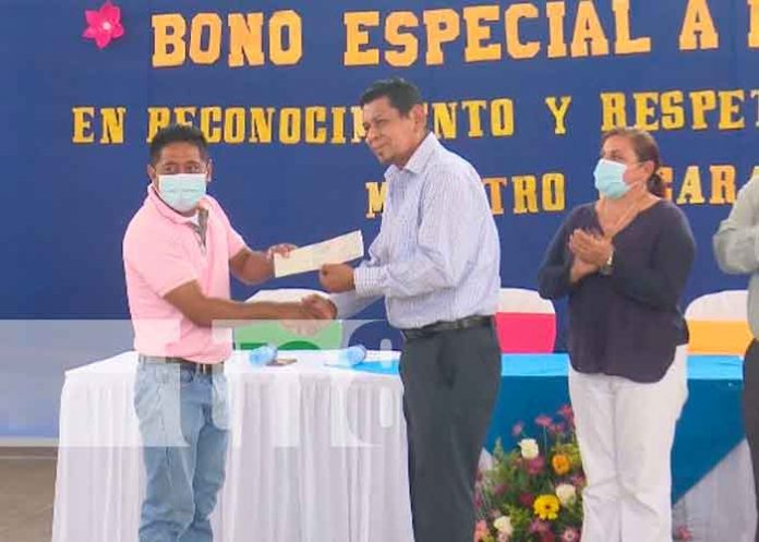nicaragua, managua, colegios publicos, reconocimientos, maestros, dia,