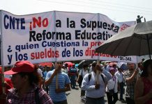Maestros mexicanos marchan en rechazo a reforma educativa