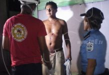 Mujer le clava tijera en el abdomen a su marido