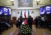 Pablo Neruda vuelve a ser enterrado en su amada Isla Negra