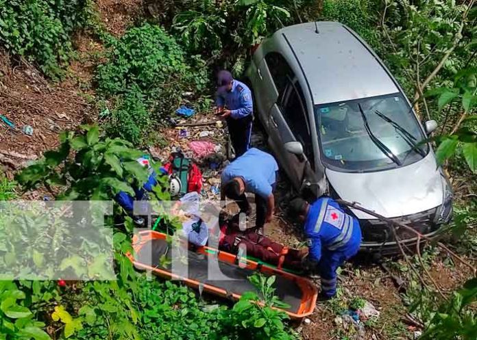 nicaragua, managua, pista suburbana, precipitacion, carro, cauce,