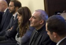 Vaticano condena a obispo español y absuelve a periodistas