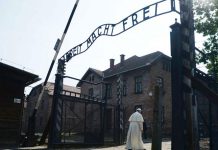 Papa Francisco visita campo de exterminio nazi en Auschwitz