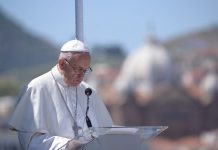 Papa Francisco pide perdón a refugiados
