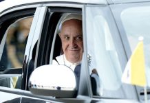 Subastan carros utilizados por el papa para ayudar a refugiados