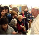 Papa hace visita sorpresa en asilo de Roma papa francisco