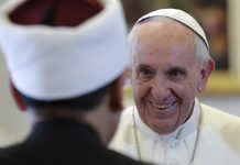 Francisco se reúne con líder musulmán suní