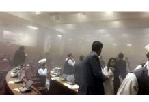 Talibanes lanzan cohetes contra parlamento de Afganistán