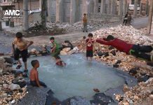 Niños de Alepo convierten el cráter de una bomba en piscina