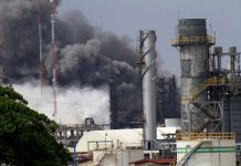 Aumentan a 13 los muertos por explosión en petroquímica de México
