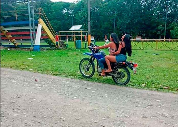costa rica, detencion, policias, prestamo, motocicleta, mujeres,