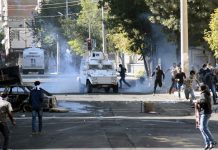 Mueren dos manifestantes en choques con la policía turca en Diyarkabir