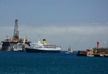 Turista inglesa intenta alcanzar a nado un barco en Portugal