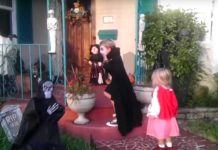 Reacción de esta niña cuando su hermano mayor es víctima de una broma