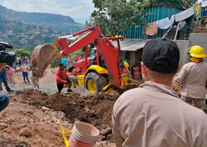 honduras, comayaguela, bomberos, obreros soterrados, rescate,