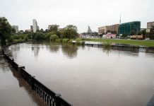 Fuertes lluvias desbordan río e inundan calles en Moscú