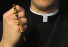 Acusan a sacerdote de Pennsylvania por pornografía infantil