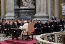 Papa pide a los sacerdotes se reconozcan sucios e impuros