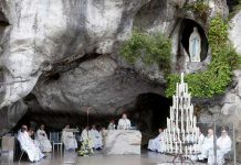 Miles de católicos «rezan por Francia» en Lourdes