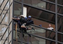 Policía detiene a hombre que escalaba la Torre Trump