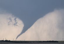 Tornado arrasa con 20 viviendas en Kansas