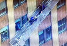 Trabajadores quedan atrapados en un andamio en Manhattan