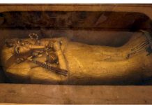 ¿Nefertiti dentro de la tumba de Tutankamón?