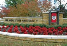 Buscan a tres universitarios desaparecidos en Arkansas