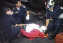 Motociclista se estrella violentamente contra una camioneta