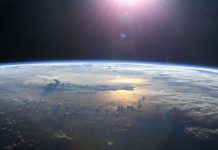 Astronauta conduce desde el espacio un vehículo en la Tierra