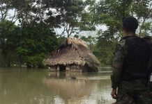 Familias afectadas por el desborde de un río en Guatemala