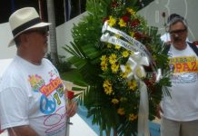 Chilenos depositan ofrendas florales en mausoleos