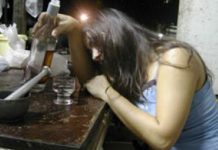 Mujer muere empinando el codo en un bar de Guatemala