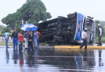 Bus se vuelca en carretera a Masaya