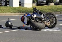 Costa Rica: Motociclista choca, cae y grúa lo aplasta