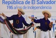 Salvadoreños celebran aniversario de la Independencia
