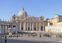 Renuncian dos jefes del banco del Vaticano