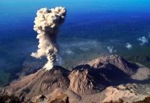 Guatemala vigila intensa actividad de volcanes Fuego y Santiaguito